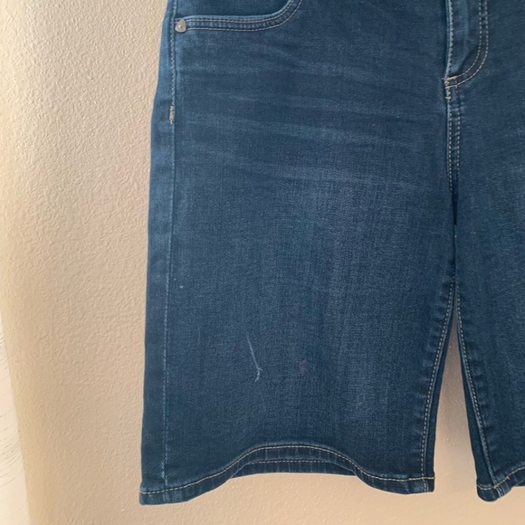 Kut from the Kloth Women's Lightly Distressed Denim Catherine Boyfriend Short 8 - Picture 2 of 8